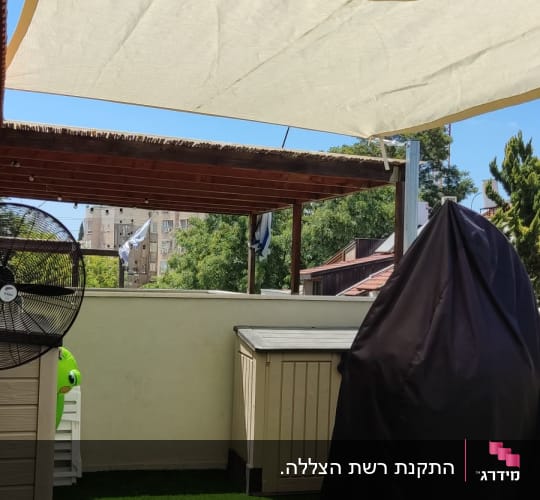 סוכך בד לבן עם חור עגול בשמיים כחולים